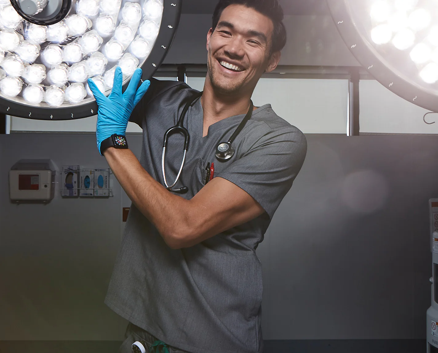 Men's Graphite Leon™ - Three-Pocket Scrub Top - Image 13