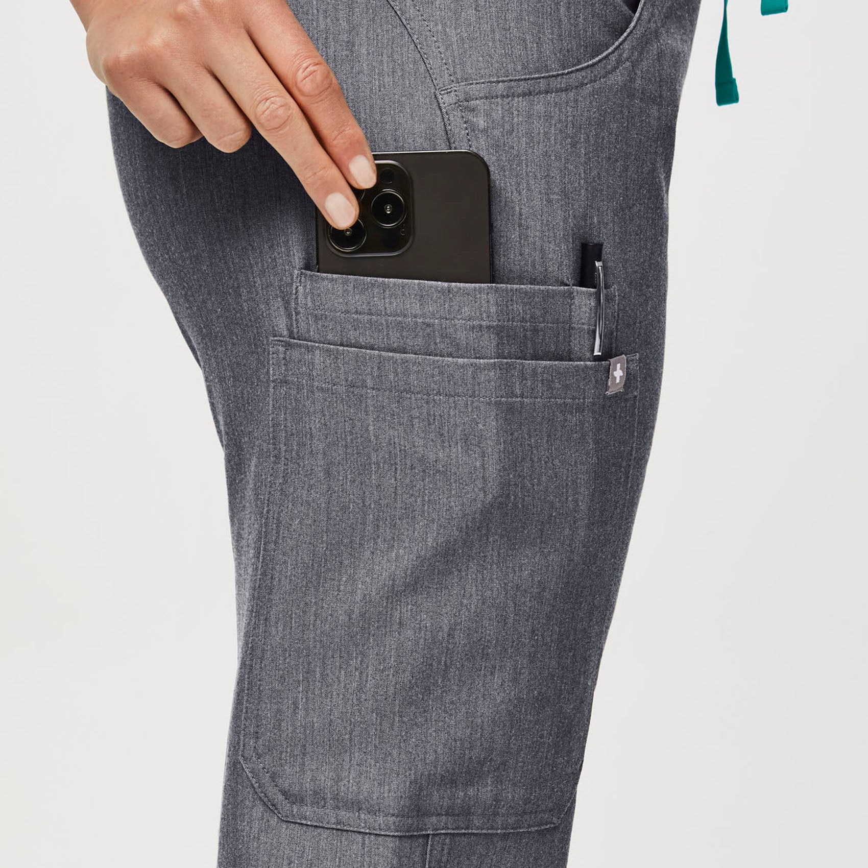 women's Graphite Kade™ - Cargo Scrub Pants (3XL - 6XL) - Image 6